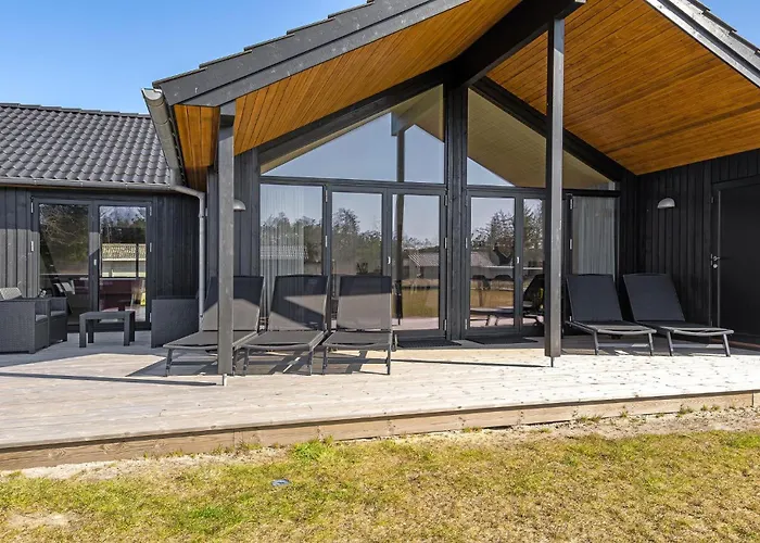 Awesome In Henne With Kitchen Holiday home Henne Strand